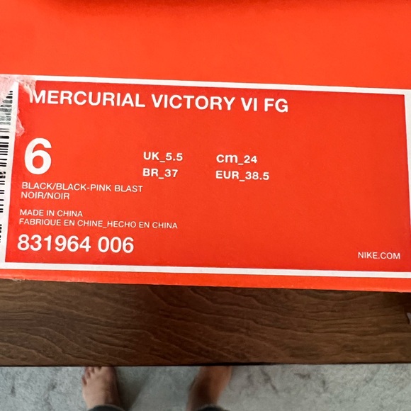 Woman’s Nike Cleats - Picture 3 of 8